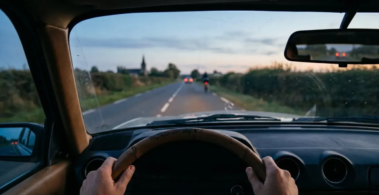 Conducteur concentre scrutant la route a travers son pare-brise pour anticiper un danger quelques secondes a l'avance