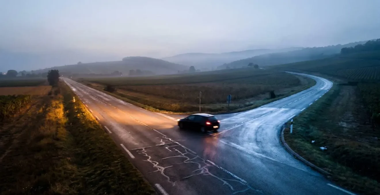 Illustration conceptuelle d'une route qui se divise, symbolisant le choix financier entre motorisation hybride, thermique et électrique en France