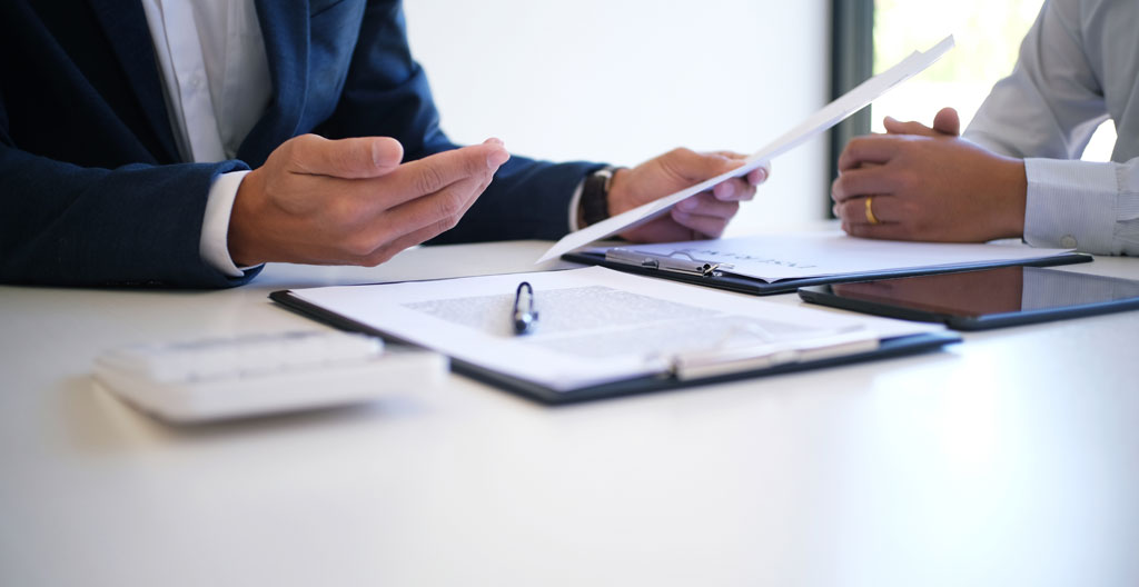 Vue en plongée de documents officiels automobiles français organisés sur un bureau : carte grise, certificat de non-gage ANTS et factures de révision McLaren de centres agréés